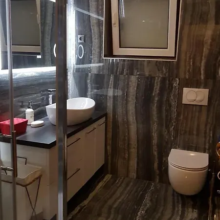 Mali Raj, With Private Pool Apartment