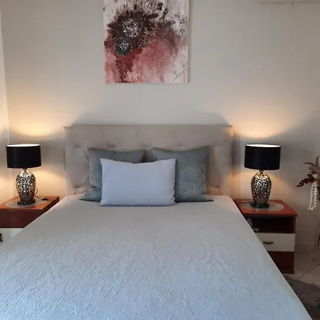 Mali Raj, With Private Pool Apartment *
