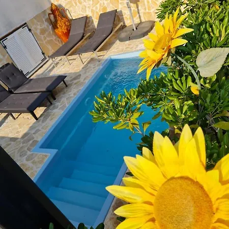 Mali Raj, With Private Pool Apartment