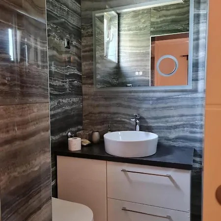 Mali Raj, With Private Pool Apartment *