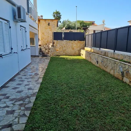 Mali Raj, With Private Pool Apartment *